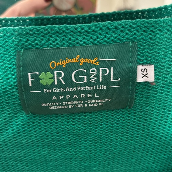 For Girls and Perfect Life Apparel sweater shamrocks size xs green and black - Picture 2 of 4